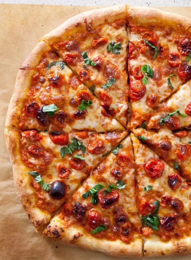 Download Italian Pizza Photo for Food Enthusiasts