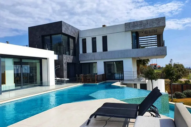 Download High-Quality Photo of Luxury Villa