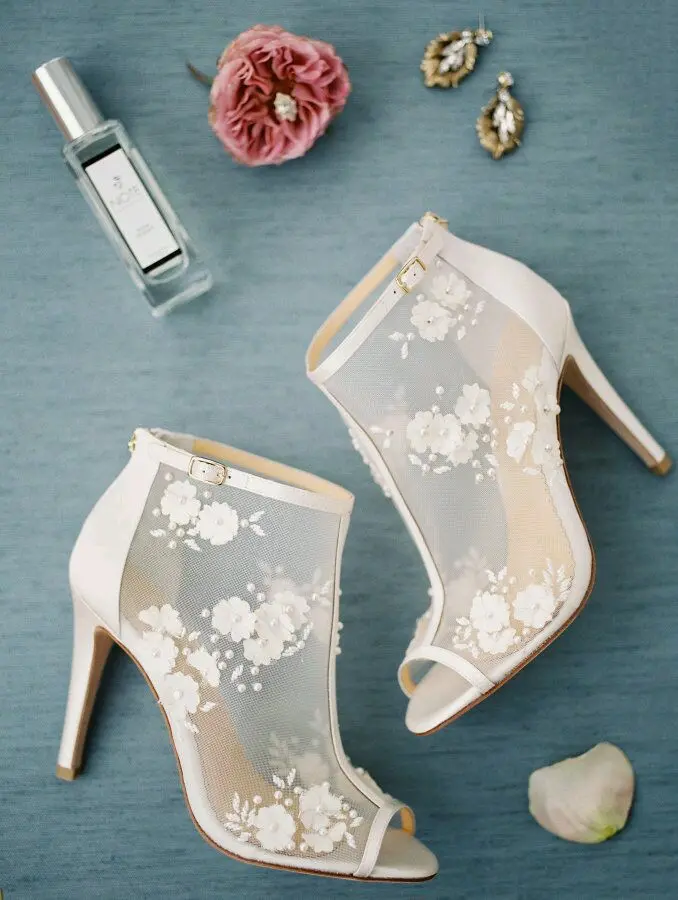 Download Pink Lace High Heel Wallpaper