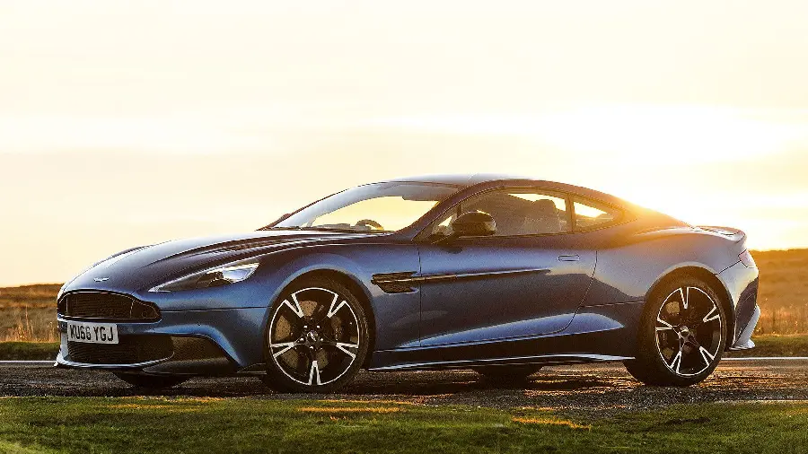 Download Aston Martin Vantage 2018 Sports Car Photo