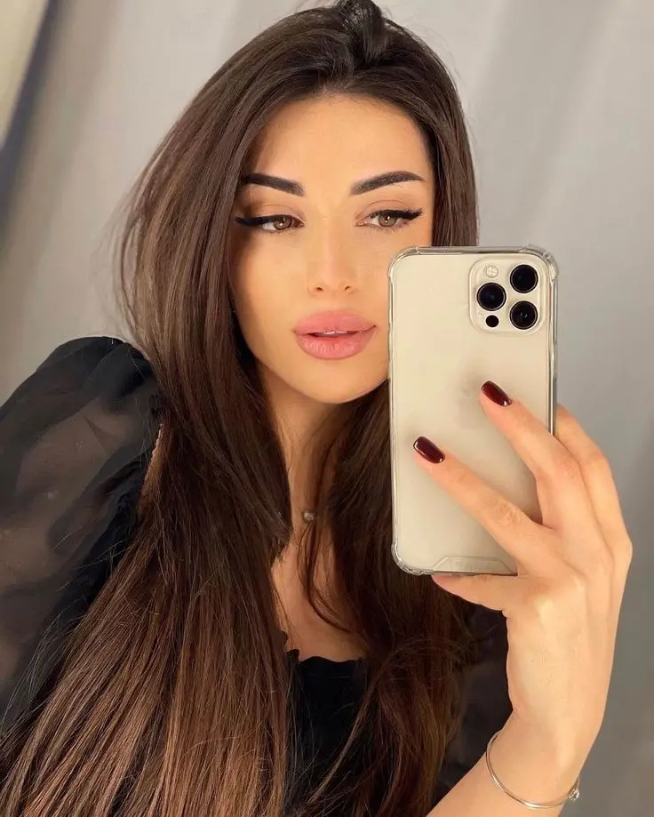 Download iPhone 13 Pro Max Profile Picture in Hand