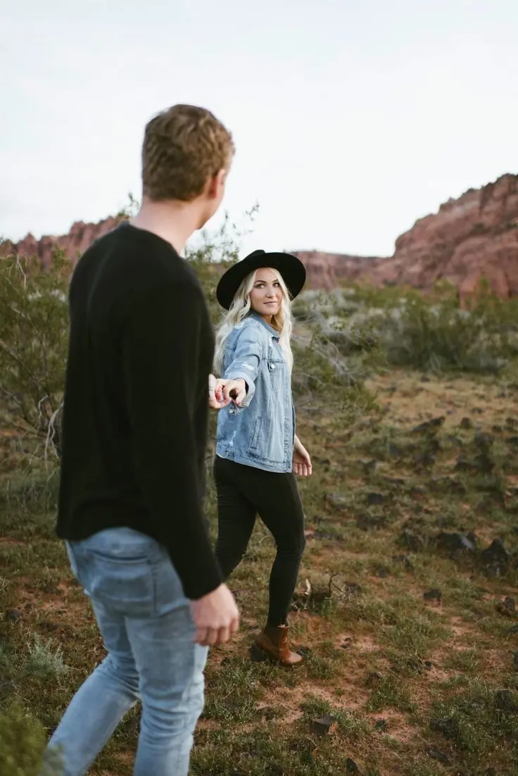 Download Image of Lovers Looking at Each Other