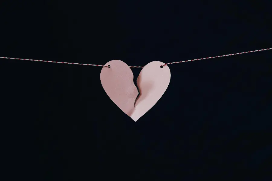 Black and White Broken Heart Image for Wallpaper