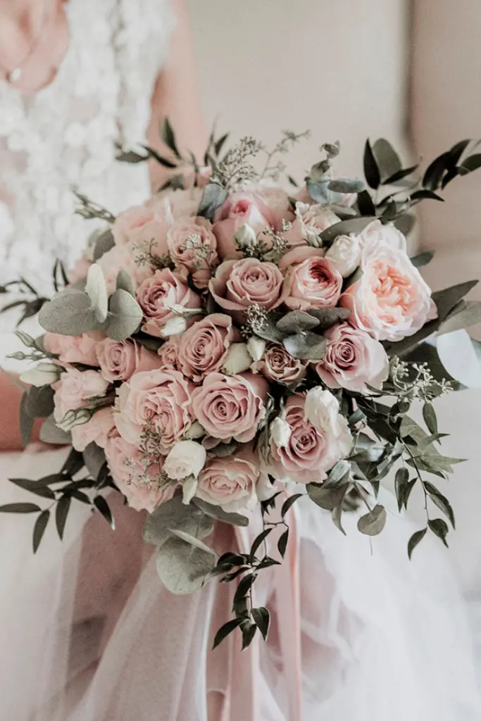 Elegant and Chic Bridal Bouquet Photos for Weddings