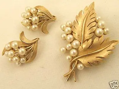 Heavy Leaf Design Earrings