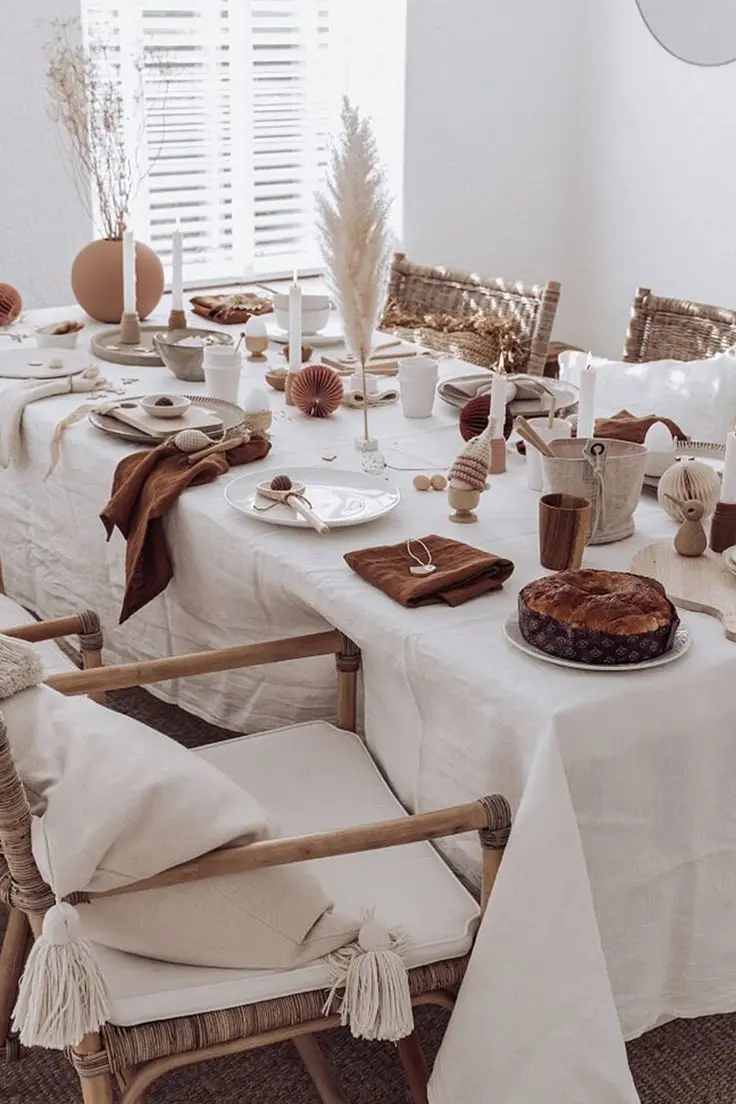 Minimalist Dinner Table Arrangement Photo