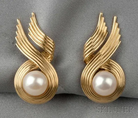 Classic Pearl Earrings