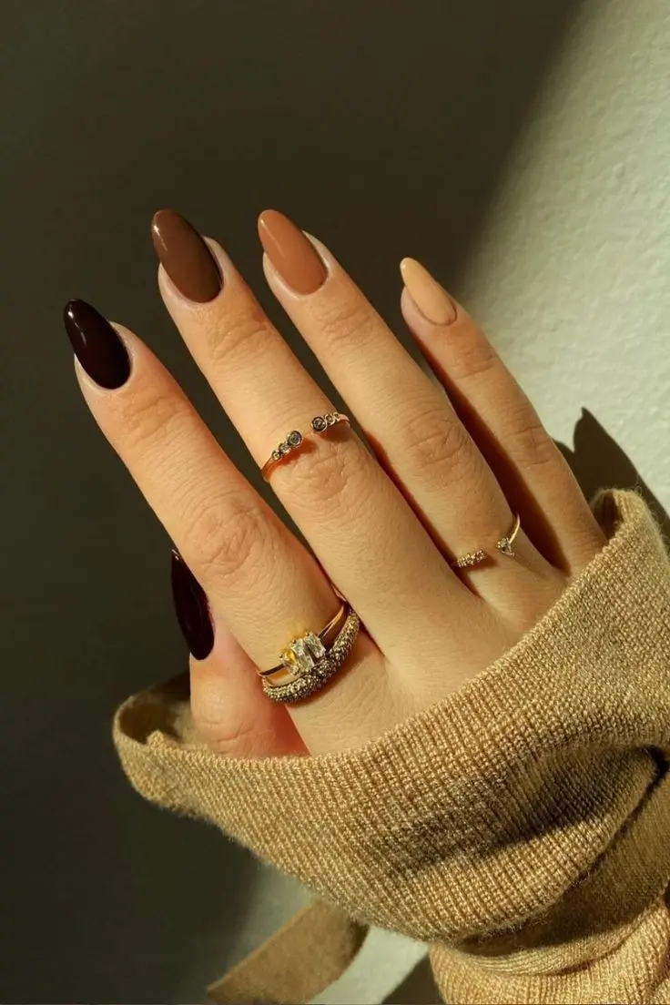 Download Warm Glossy Nail Polish Trend for Autumn