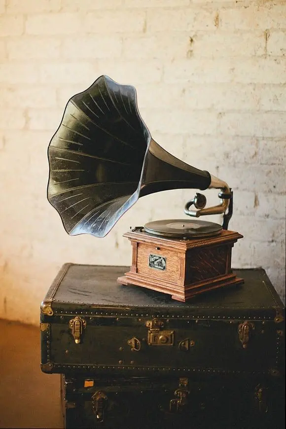 Download Wallpaper of Suitcase and Vintage Music Device