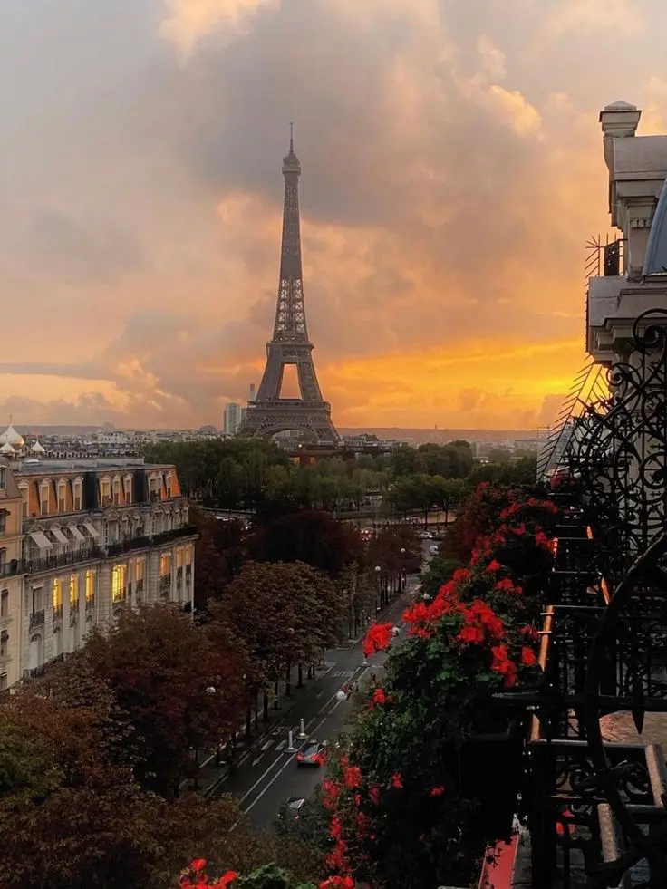 Download Eiffel Tower Sunset Wallpaper in Yellow Tones