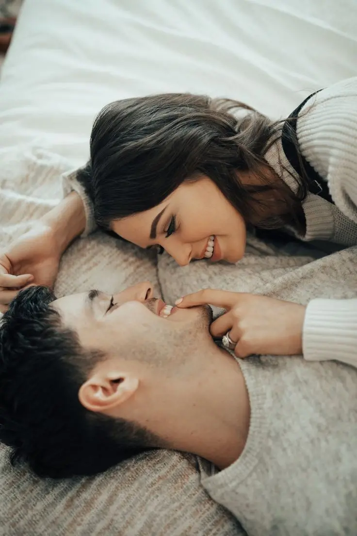 Download Wallpaper of Lovers Looking at Each Other