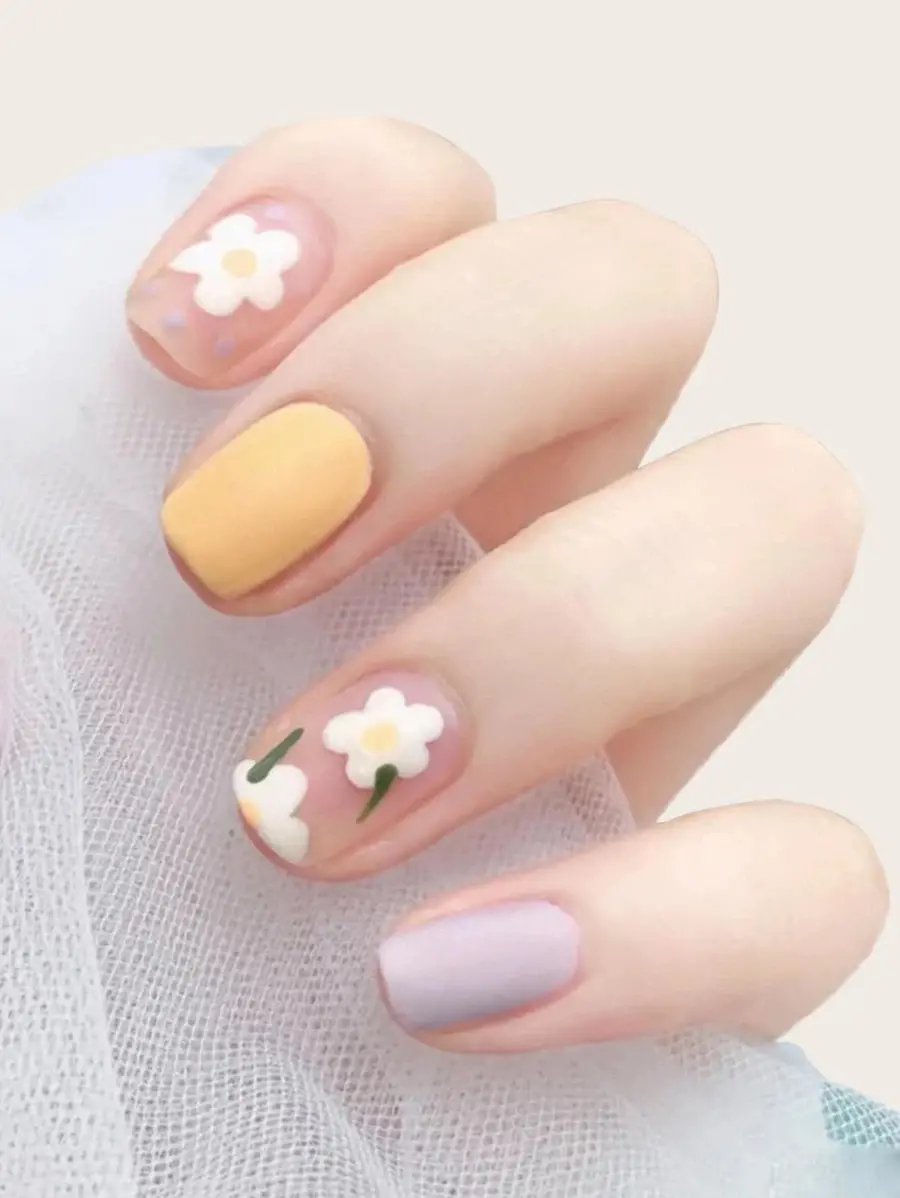 Minimal Floral Pastel Nail Design for a Subtle Look