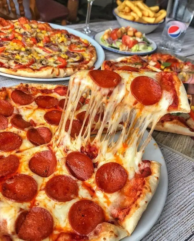 Delicious Pepperoni Pizza Photo for Restaurants