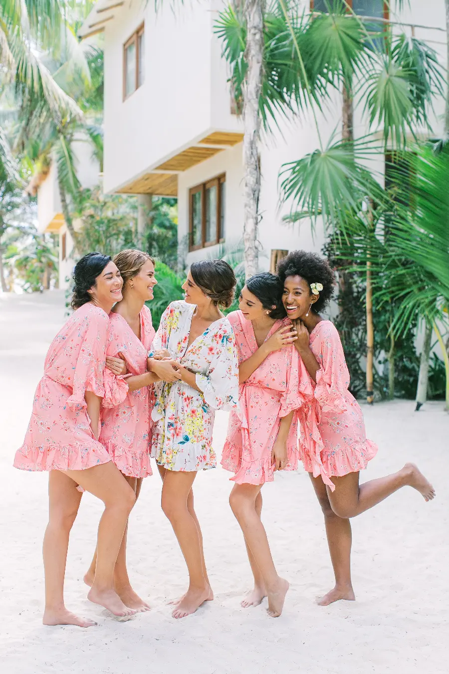 Beautiful Bridal Poses With Bridesmaids