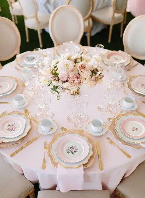 Round Table Arrangement Ideas for Easy Dining