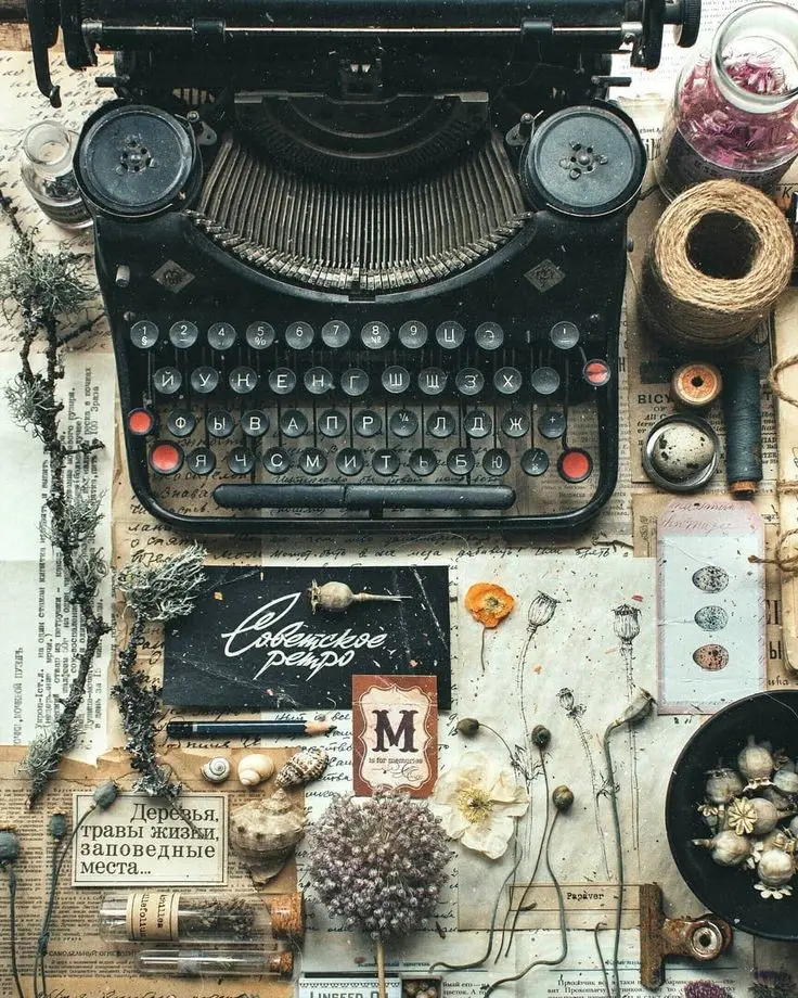 Download 90-Year-Old All-Metal Typewriter Image