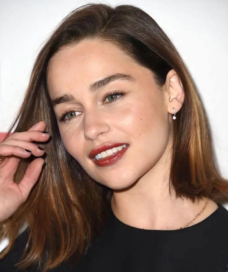 Download Background Image of Emilia Clarke with Thick Eyebrows