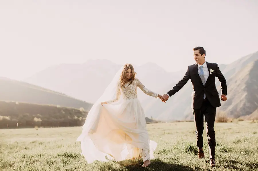 Natural Wedding Pose Ideas for Couples