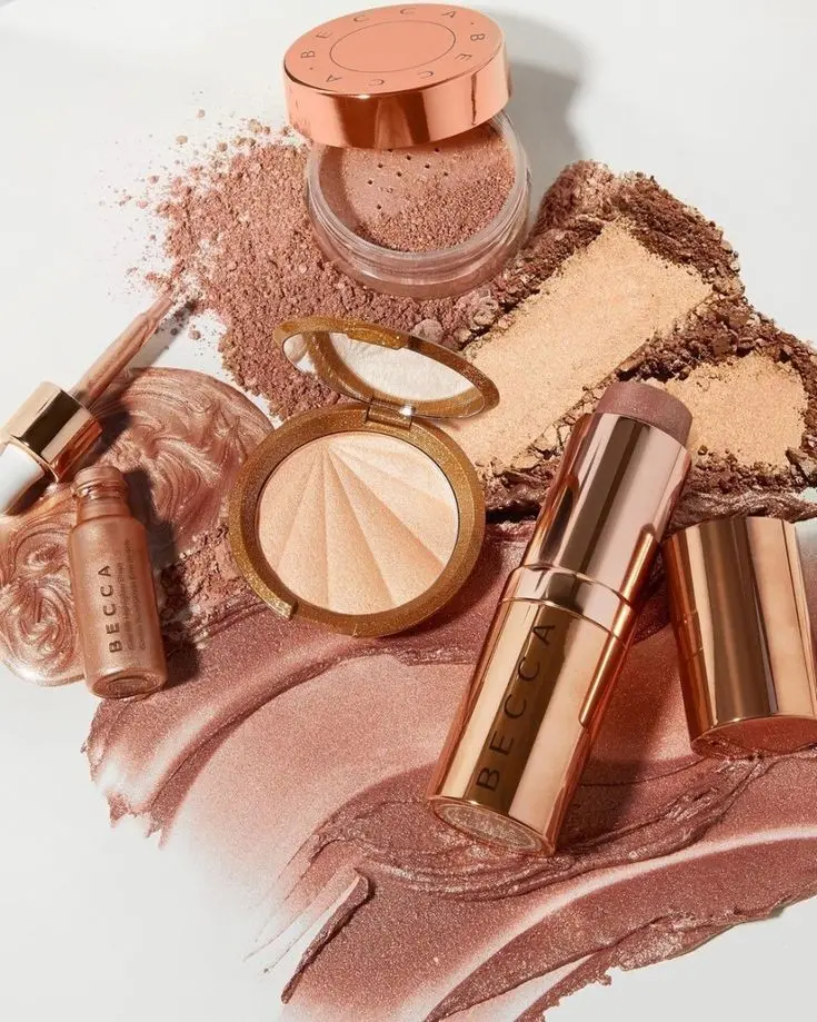 Download Golden Powdered Shadows Image for Artistic Inspiration