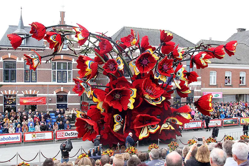 Stunning Tulip Sculptures at the Festival