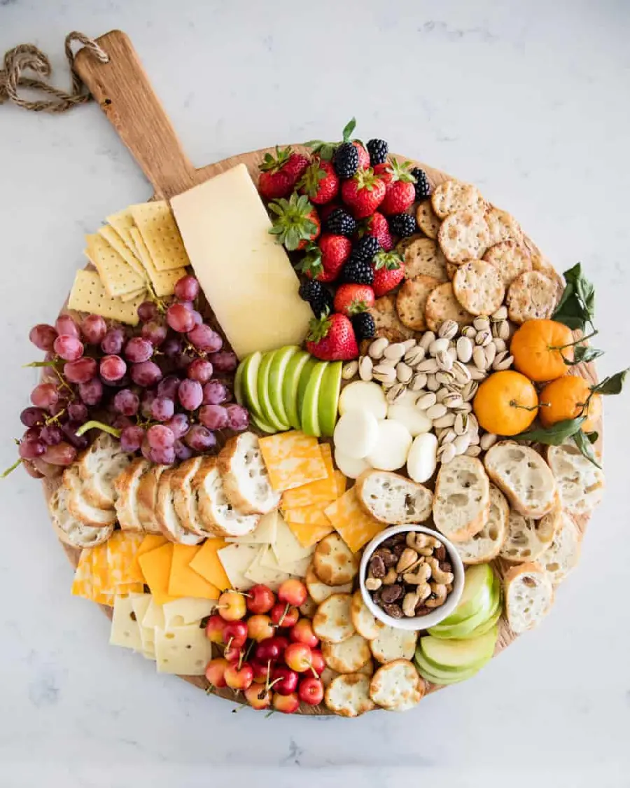 Image of Arranging Fruit in a Round Platter