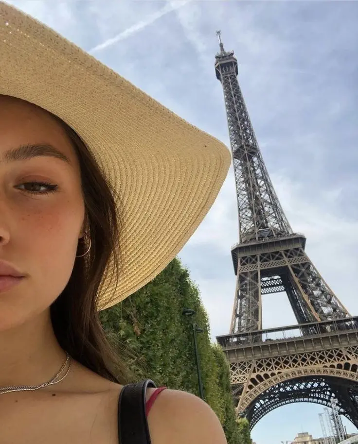 Download Girl in Hat Selfie with Eiffel Tower Image