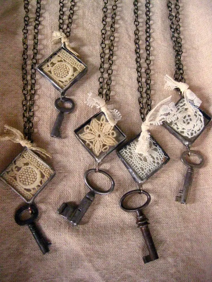 Download 8K Wallpaper of Key Necklace