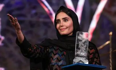 Elnaz Shakerdoost winning at the Fajr Festival