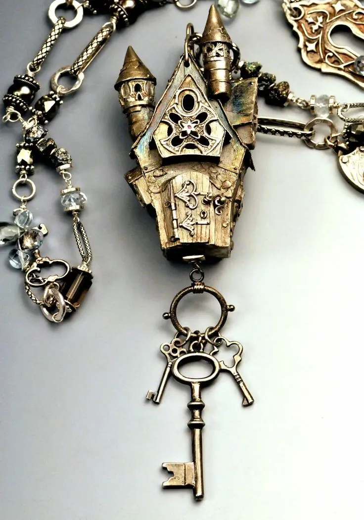 Download Wallpaper of Golden Key Necklace
