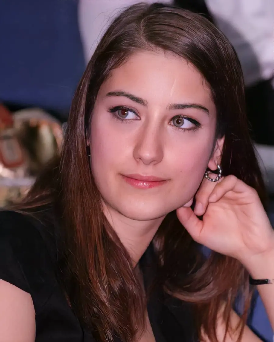 Download Hazal Kaya Image Famous Turkish Actress
