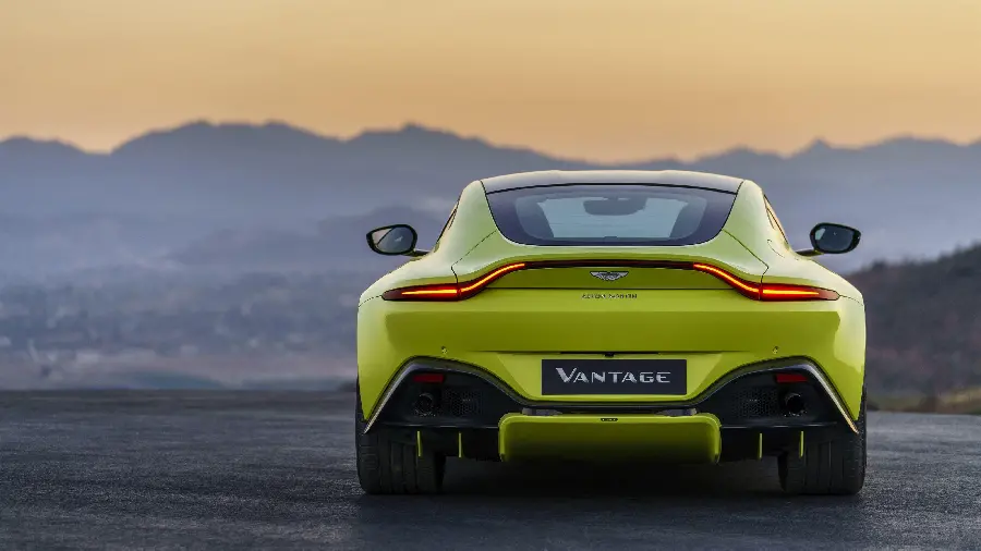 Aston Martin Vantage 2018 Super Power Photo