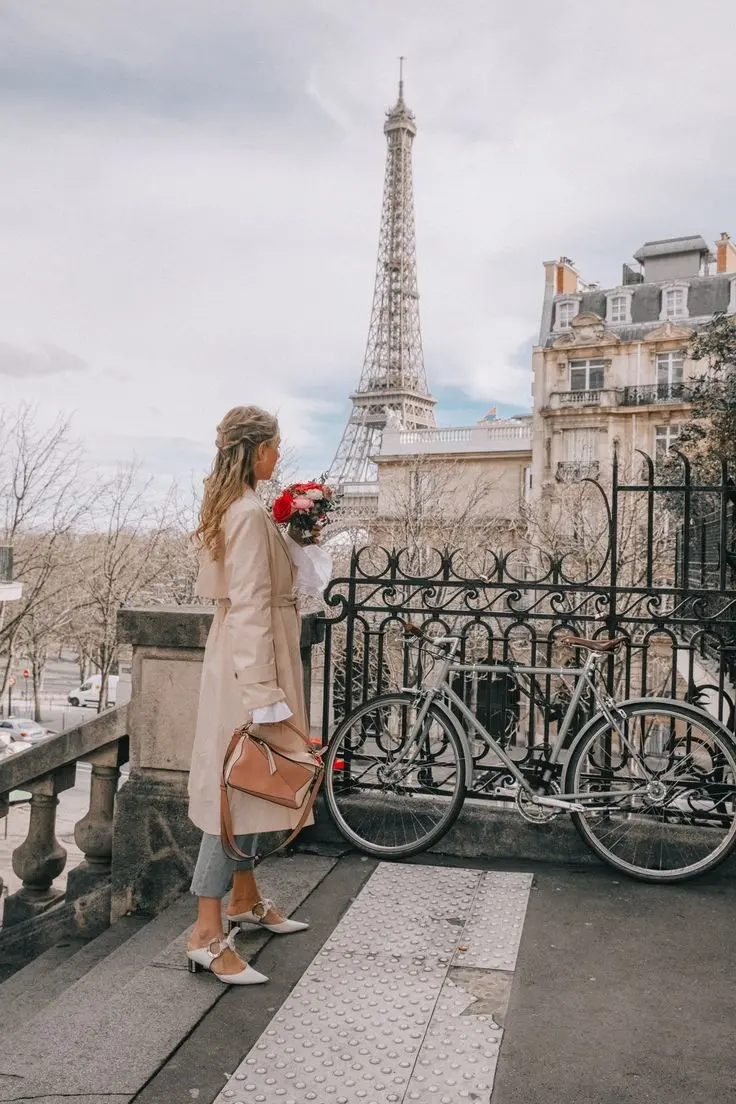 Download Girl with Bouquet and Eiffel Tower Image