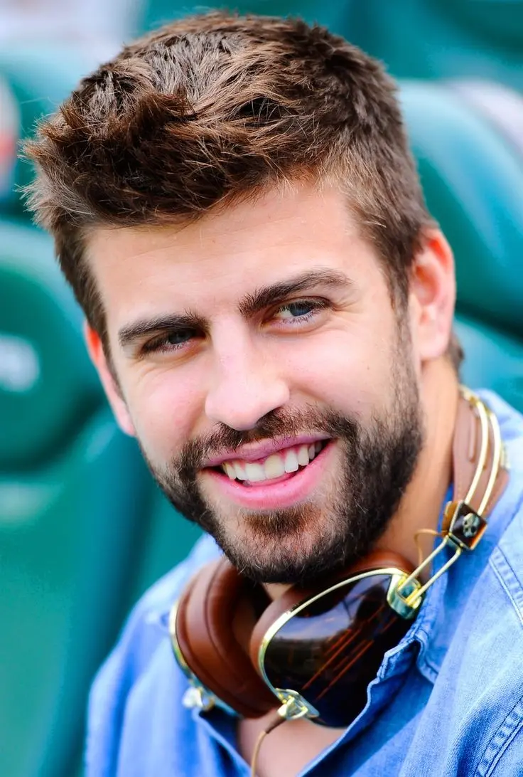 Download Gerard Pique Profile Picture - Spanish Football Star
