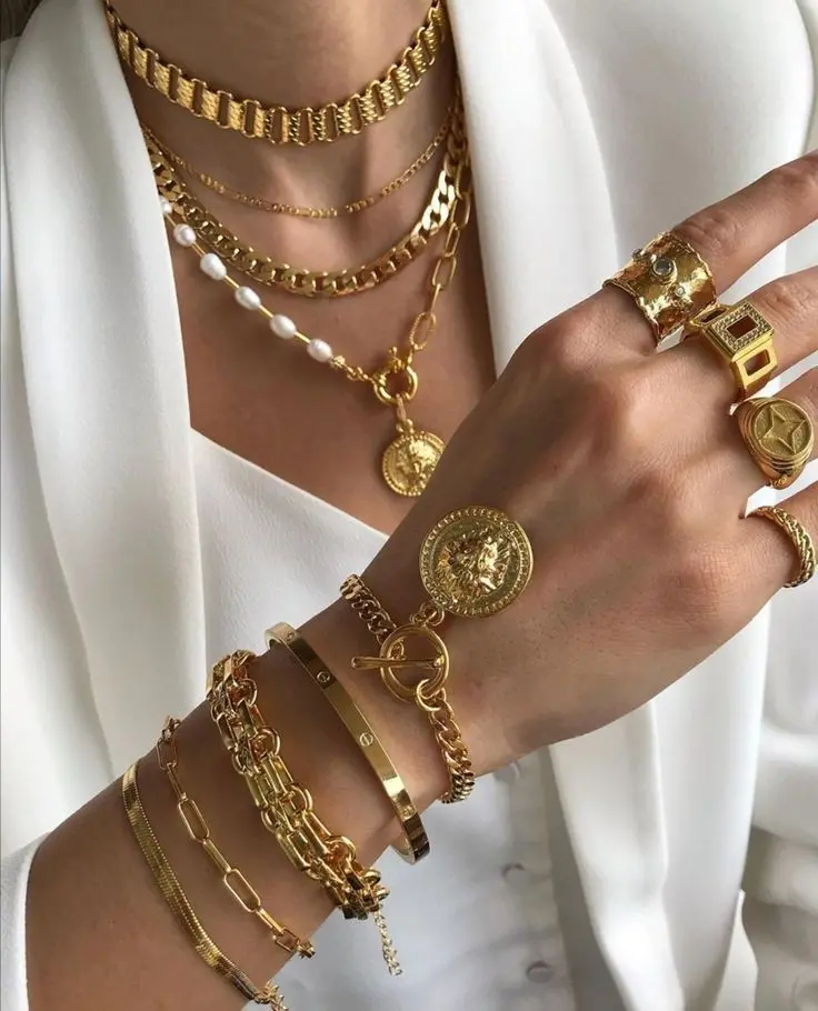 Download Profile Pictures of Male Hand with Gold
