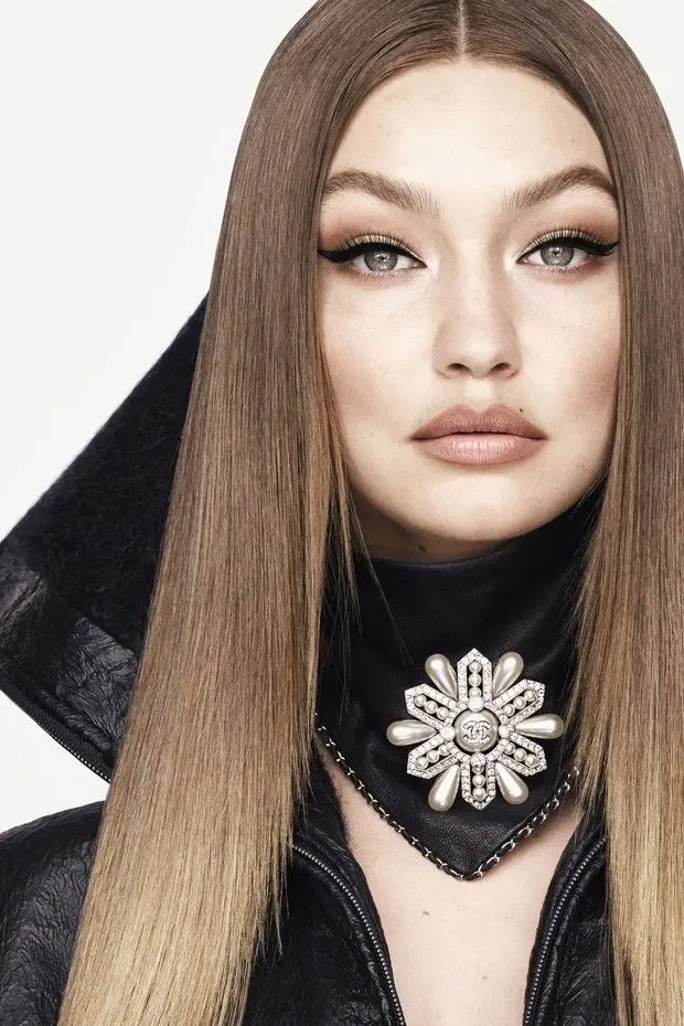 Download Gigi Hadid Blonde and Stunning Photos