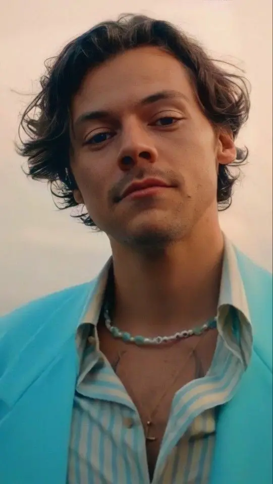 Download High-Quality Harry Styles Wallpaper
