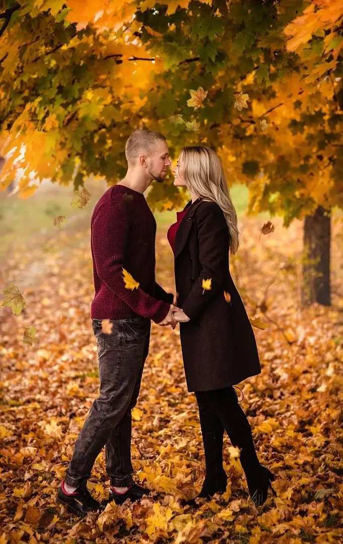 Romantic Pose for Autumn Photography