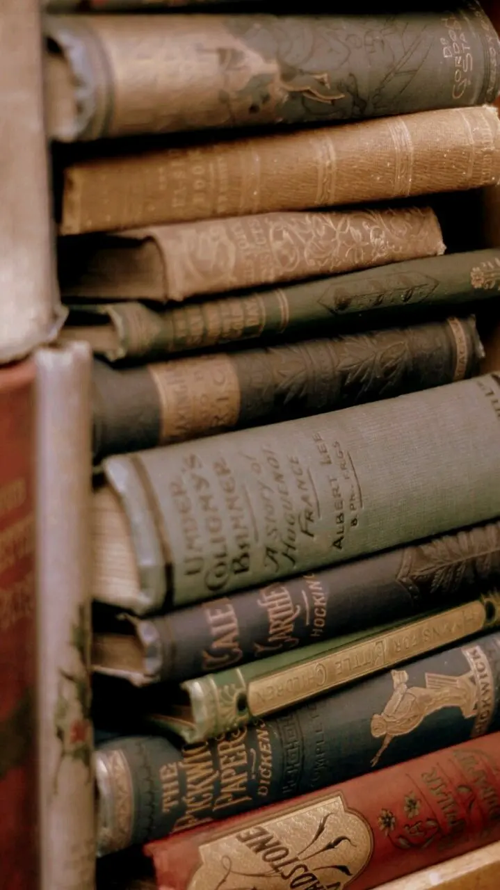 Download High-Quality Wallpaper of Beautiful Old Books