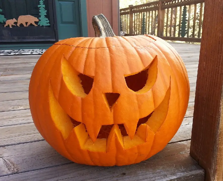Easy Pumpkin Design for Halloween Decorations