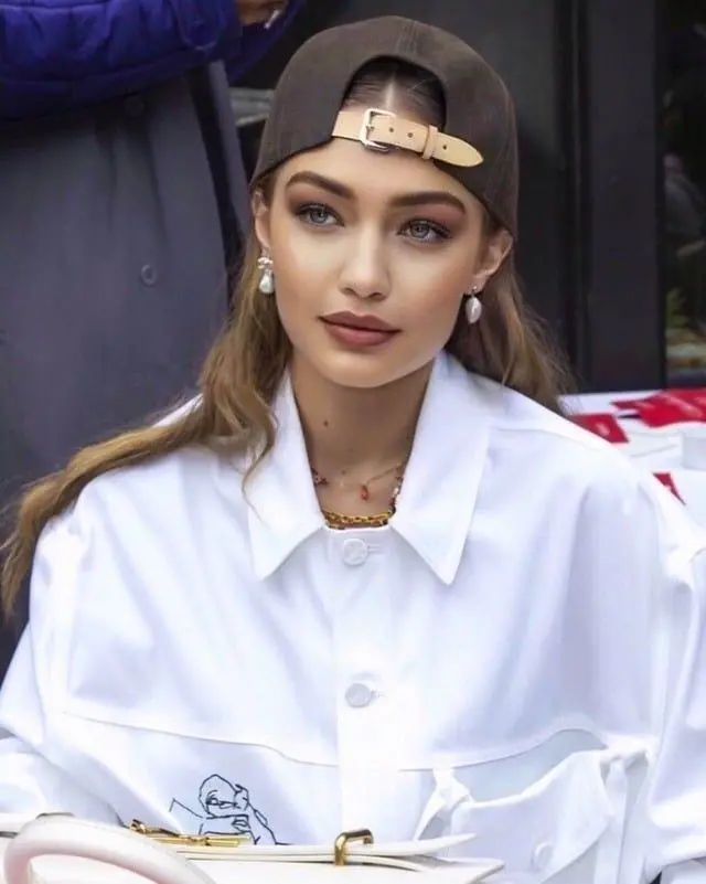 Download Gigi Hadid Wallpapers - A Loyal Friend