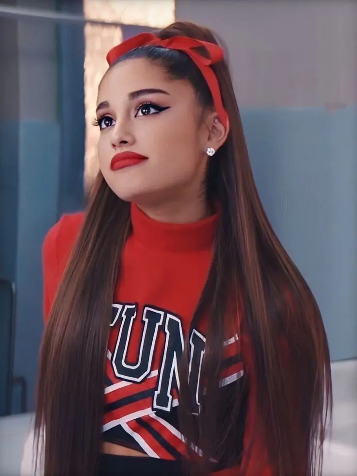 Download Wallpapers of Ariana Grande - The Book Lover