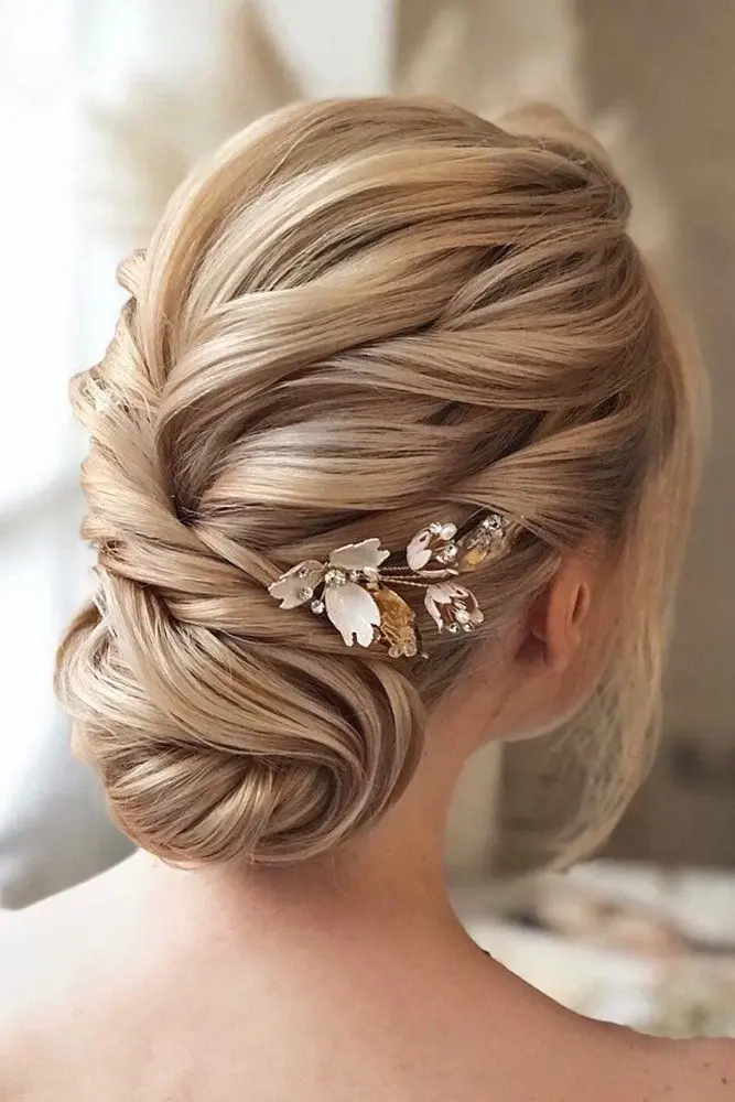 Bridal Bun with Highlights - 2021 Hairstyle Trend