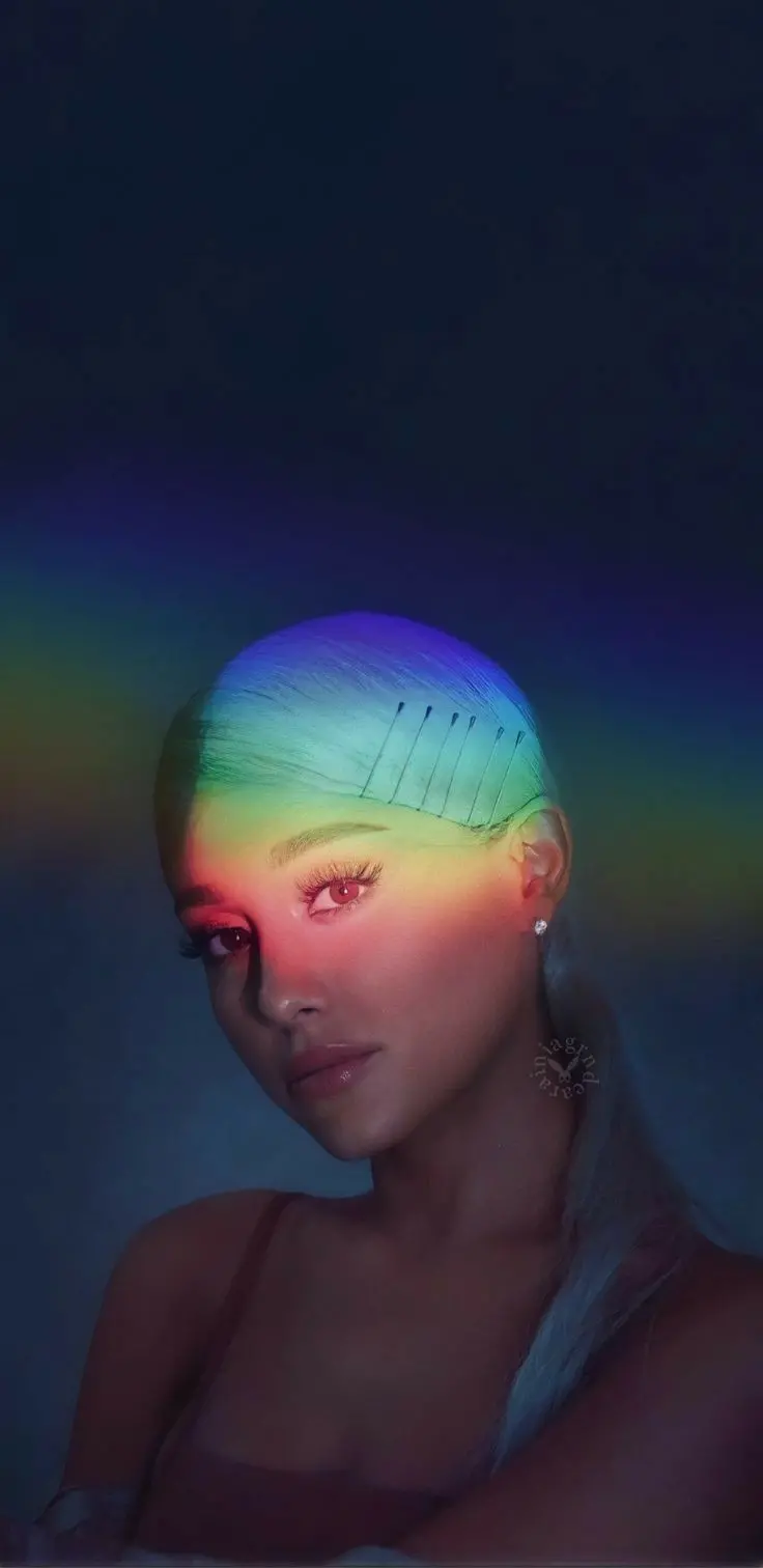 Download Images of Ariana Grande and Her Birthmarks