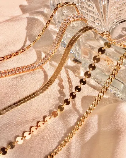 Download Images of Shiny Gold Chains in 8K