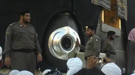 Image of Hajar al-Aswad in Kaaba