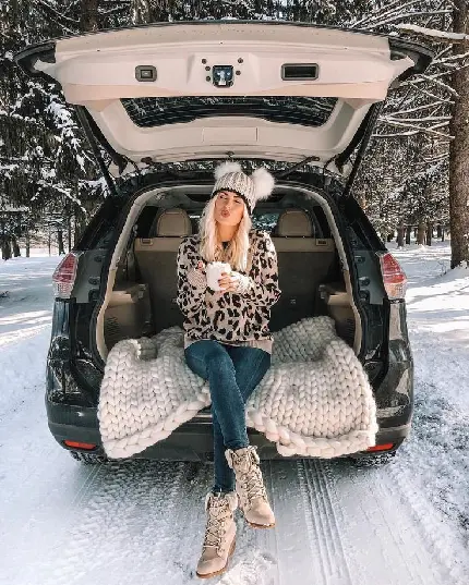 Download Girl Pose in Car