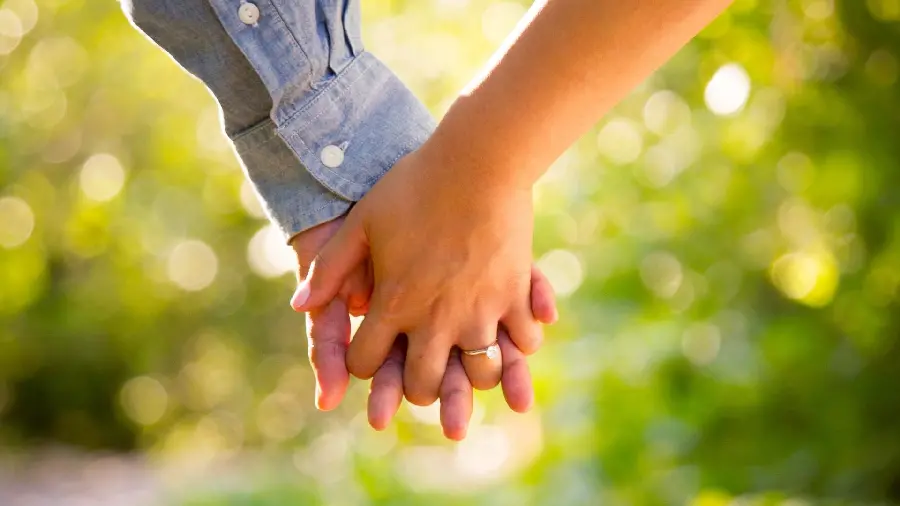 Download photo of hands holding each other, the beginning of a drunken life