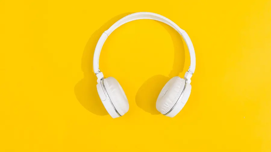 Minimal Headphones Wallpaper for Desktop