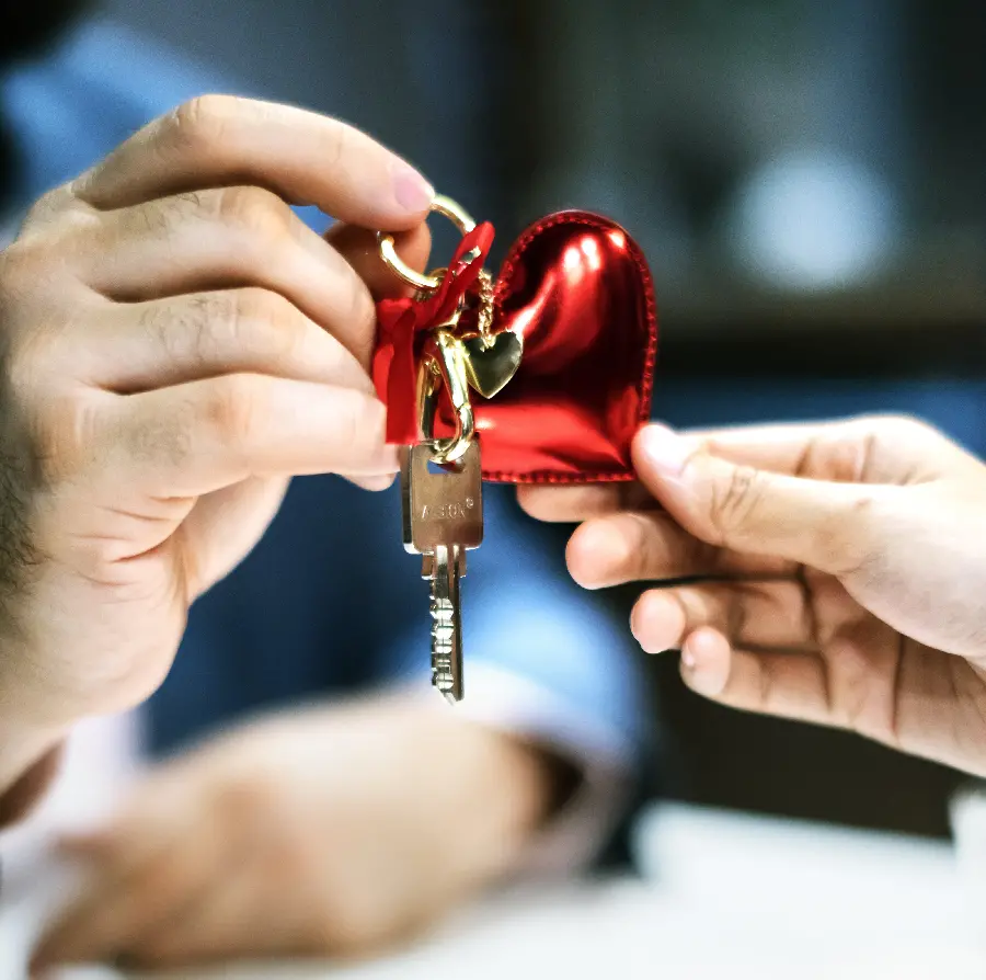Download photo for profile of hands of love heart lock key 