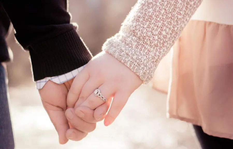 Download background and profile of holding hands and playing romantically